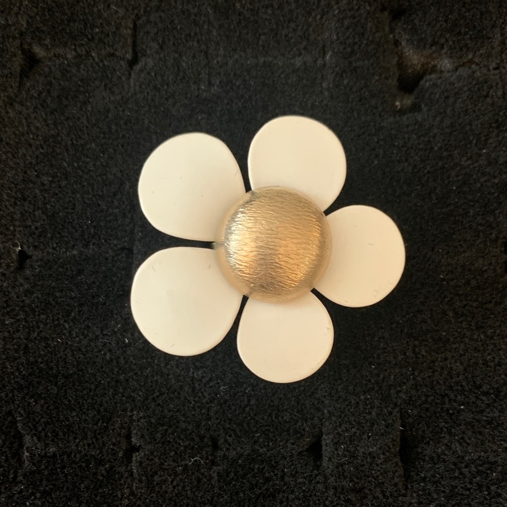 White and Gold Vintage Flower Ring